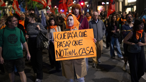 Cientos de personas durante una concentración organizada por el Sindicat de Llogateres.