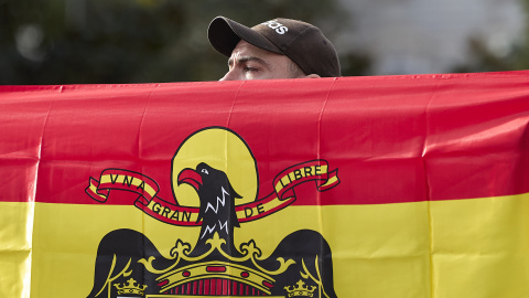Bandera franquista EP Un militante de ultraderecha detrás de una bandera franquista en un acto del Movimiento Católico Español celebrado el 23 de noviembre de 2025 en Madrid.