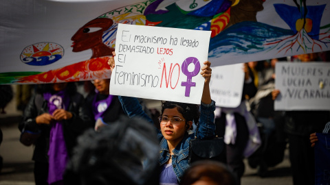 Manifestantes portan pancarta con lema 'El machismo ha llegado demasiado lejos. El feminismo no' durante la manifestación convocada por la Assemblea 8M por el Día de la Mujer, a 8 de marzo de 2026, en Barcelona, Cataluña