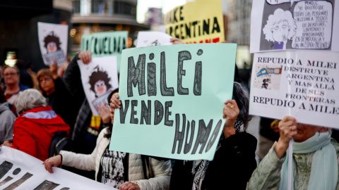 Varias personas participan este martes en una protesta por la visita del presidente argentino, Javier Milei, en la plaza de Callao de Madrid.