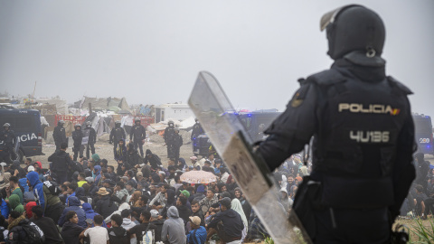 Migrantes en la playa de El Trampolín, a 4 de octubre de 2026, en Ceuta.