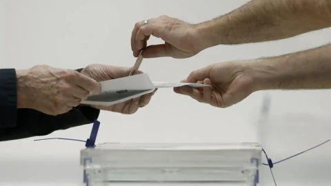 En qué casos los mayores de 65 y los pensionistas pueden renunciar a la mesa electoral