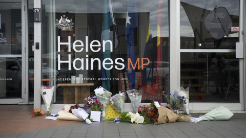 Flores en la oficina electoral de Helen Haines.