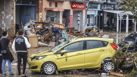 Varias personas limpian las inundaciones causadas por la DANA Adam, a 19 de octubre de 2026, en Els Poblet, Alacant.