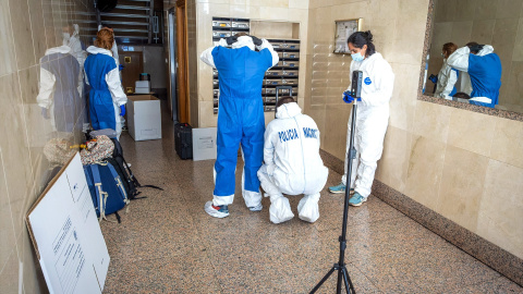 La Policía científica recogen pruebas en el lugar de los hechos. La Policía científica recogen pruebas en el lugar de los hechos.