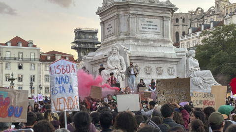 Manifestantes protestan por una vivienda asequible en Lisboa tras el operativo policial para retirar la acampada, a 20 de octubre de 2026. Manifestantes protestan por una vivienda asequible en Lisboa tras el operativo policial para retirar la acampada, a 20 de octubre de 2026.