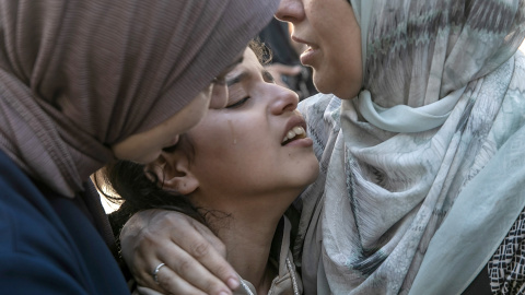 Dima, de diez años, llora durante el funeral de sus padres en la ciudad de Gaza a 20 de octubre de 2026.