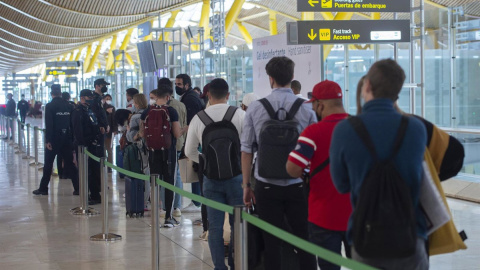 Fotografía de archivo de agentes de la Policía durante un control a pasajeros de la T4 del Aeropuerto Adolfo Suárez Madrid-Barajas.