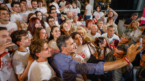 El presidente del Gobierno, Pedro Sánchez, durante un acto de precampaña del PSOE, en Fórum Evolución, a 21 de octubre de 2026, en Burgos.