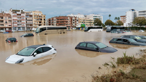 Cotxes i autobusos atrapats per la inundació de l’antic camp de futbol de Malgrat de Mar