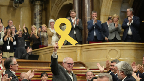 L'exconseller de Cultura i diputat de Junts Lluís Puig exhibeix el llaç groc que ocupava el seu escó buit al Parlament Data de publicació: dijous 22 d’octubre del 2026 L'exconseller de Cultura i diputat de Junts Lluís Puig exhibeix el llaç groc que ocupava el seu escó buit al Parlament.
