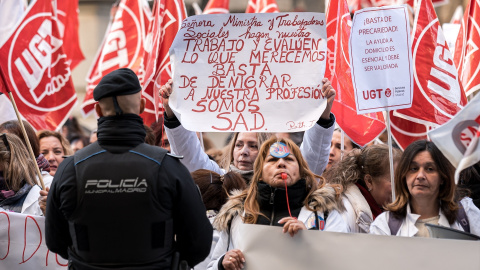 El lado más cruel de los cuidados a domicilio: sueldos de miseria y humillaciones en un servicio privatizado