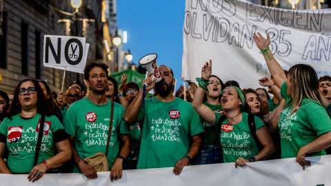 Imagen de archivo de decenas de personas durante la concentración con motivo de la huelga en educación.