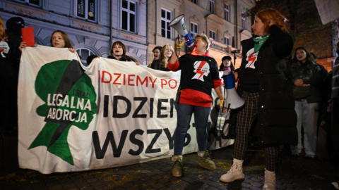 Manifestantes salen a las calles con pancartas durante una movilización nacional para exigir el acceso legal al aborto el 22 de octubre de 2026, en Cracovia, Polonia Manifestantes salen a las calles con pancartas durante una movilización nacional para exigir el acceso legal al aborto el 22 de octubre de 2026, en Cracovia, Polonia.