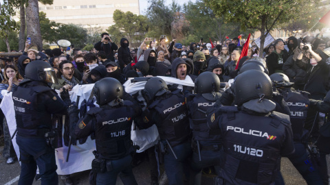 Agentes de la Policía Nacional cargan contra los manifestantes en el campus de San Francisco de la Universidad de Zaragoza.