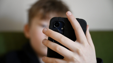 Un niño con un móvil.