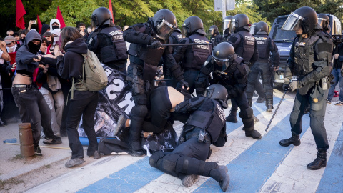 Cargas policiales durante una manifestación en la UCM, a 14 de octubre de 2026. Cargas policiales durante una manifestación en la UCM, a 14 de octubre de 2026.