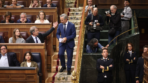 bravo_feijoo Juan Bravo, portavoz de económico del PP, de pie junto a Alberto Núñez Feijóo, durante una en el Congreso de los Diputados a principios de octubre.