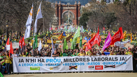 Capçalera de la manifestació de docents baixant pel passeig Lluís Companys. Capçalera de la manifestació de docents baixant pel passeig Lluís Companys.