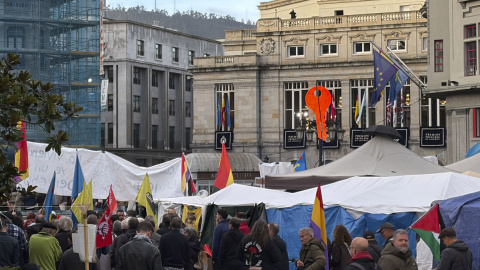 La acampada por la vivienda de Oviedo se manifiesta durante los actos de entrega de los Premios Princesa de Asturias.