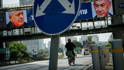 EuropaPress_7864554_23_october_2026_israel_tel_aviv_cyclist_rides_beneath_pedestrian_bridge 23 October 2026, Israel, Tel Aviv: A cyclist rides beneath a pedestrian bridge displaying electronic election billboards showing former IDF chief of staff Gadi Eisenkot (L) and Prime Minister Benjamin Netanyahu (R) in Tel Aviv. Israel is holding general legislative elections on October 27. Photo: Erik Marmor/dpa23/10/2026 ONLY FOR USE IN SPAIN