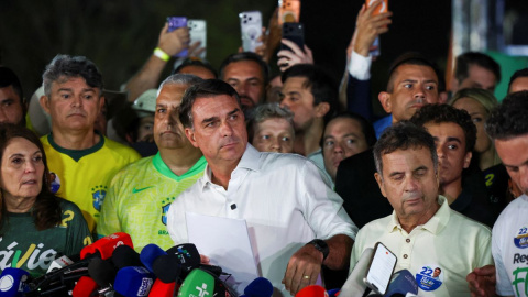El candidato presidencial brasileño Flavio Bolsonaro, pronuncia unas palabras tras perder la segunda vuelta de las elecciones presidenciales, en Brasilia.
