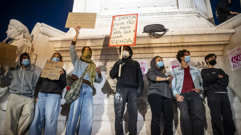 Personas asisten a una manifestación en la plaza D. Pedro IV en Lisboa, Portugal.