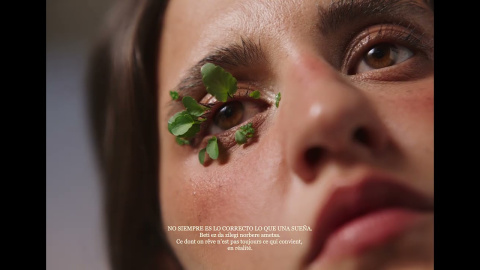 IZARO - La Verdad Segundo single oficial de su nuevo álbum ARKITEKTURA que saldrá el 4 de diciembre de 2026.
Sormen zuzendaritza: Izaro Andres Zelaieta eta Claudia Chocarro - @claudiachocarro
Arte-zuzendaritza: Alba Murias Suarez - @albamurias_
Argazki-zuzendaritza: Iyan Altube - @iyan_altube
Muntaia: Eunate Martínez Gastón @mireunmtz_
Kolorea: Julen Arregi Milikua - @julen_1
Estilista: Martxel Montero - @martxel_montero
Makillajea: Laura Umaran - @lexark__
Ile-apaintzailea: Gorka Larcan - @gorka.larcan
Argazkilari-laguntzailea: Adri Lorenzo - @adriglorenzo
Arte-laguntzailea: Urtzi Zarate - @zarate_urtzi
Produkzio laguntzailea: Josu Lucas - @han.ka.mehe
Estudioa: Moscku Studio - @mosckustudio
Produkzio-zuzendaritza: Ander Merino Etxebeste - @ander_metx