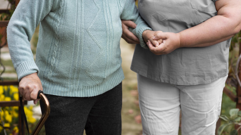 Enfermera con una mujer mayor. Enfermera con una mujer mayor.