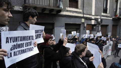 Representantes del Sindicato de Vivienda AZET durante la concentración, a 26 de octubre de 2026, en Bilbao