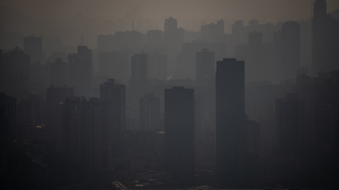 Vista de la ciudad china de Chongqing cubierta por la bruma y la contaminación.