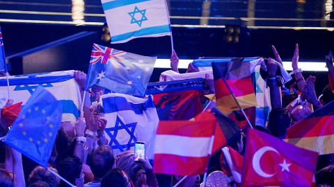 Un grupo de aficionados ondean banderas de diversos países durante la final del Festival de Eurovisión de 2026.