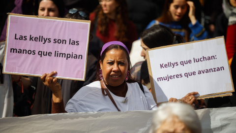 Manifestantes portan pancartas con lemas 'Las kellys son las manos que limpian' y 'Kellys que luchan: mujeres que avanzan' durante la manifestación convocada por la Assemblea 8M por el Día de la Mujer, a 8 de marzo de 2026, en Barcelona. Manifestantes portan pancartas con lemas 'Las kellys son las manos que limpian' y 'Kellys que luchan: mujeres que avanzan' durante la manifestación convocada por la Assemblea 8M por el Día de la Mujer, a 8 de marzo de 2026, en Barcelona.
