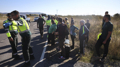 Pasajeros de los trenes siniestrados Pasajeros de los trenes siniestrados salen por su propio pie en las inmediaciones del accidente .