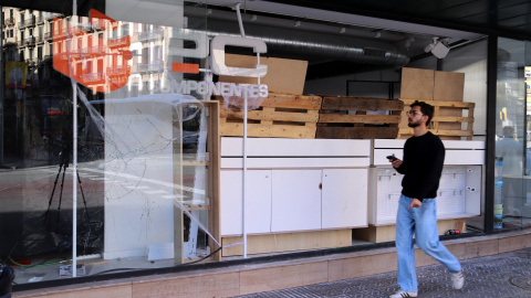 L'exterior d'una botiga d'electrònica que ha patit destrosses pels aldarulls