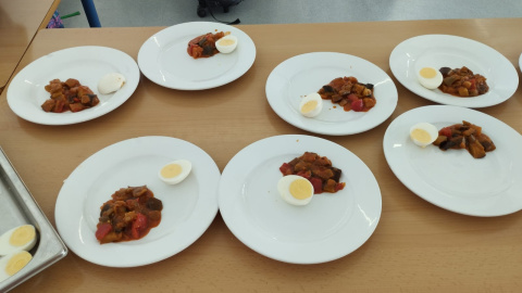 Imagen de una de las comidas escasas servidas en en comedores escolares andaluces.