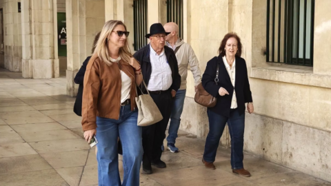 El expresidente Julio España a su llegada al juicio en la Audiencia de Alacant, en una imagen de archivo.
