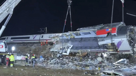 Captura de video facilitada por la UME de las labores de rescate de personas atrapadas por el choque de dos trenes accidentados de Urda (Toledo)