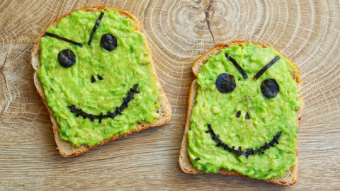 Tostadas de aguacate para Halloween.