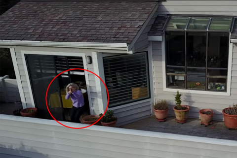 Una mujer dispara con un rifle a un dron que sobrevolaba su casa