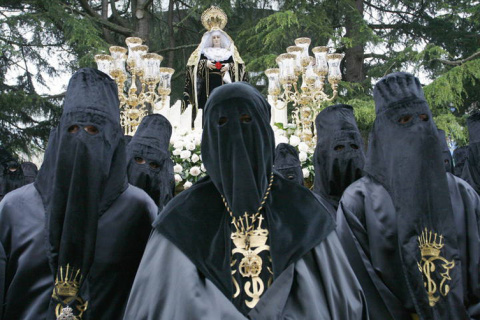  GRA165. FERROL, 18/04/2014.- Talla de la Virgen de los Dolores de la Cofradía de los Dolores, durante la procesión del Traslado que hoy Viernes Santo recorre las calles de Ferrol. EFE/Kiko Delgado