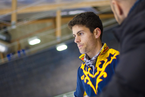 Javier Raya dialoga en un descanso de su entrenamiento. Javier Raya dialoga en un descanso de su entrenamiento.