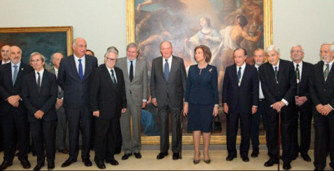 El rey emérito en la entrega de la medalla de honor de la Real Academia de Bellas Artes de San Fernando. Dieciséis hombres, una mujer (la reina). El rey emérito en la entrega de la medalla de honor de la Real Academia de Bellas Artes de San Fernando. Dieciséis hombres, una mujer (la reina).