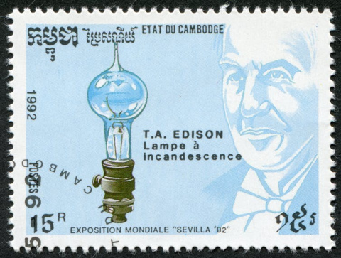 Globalización: un sello camboyano conmemora la invención de Edison de la bombilla eléctrica. shutterstock