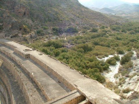 La consecuencia extrema del aterramiento es la colmatación del. propio embalse. El embalse de Isabel II de Níjar (Almería) se inauguró en 1850 y enseguida presentó problemas graves de aterramiento. Un par de décadas más tarde ya era inutilizable. La consecuencia extrema del aterramiento es la colmatación del. propio embalse. El embalse de Isabel II de Níjar (Almería) se inauguró en 1850 y enseguida presentó problemas graves de aterramiento. Un par de décadas más tarde ya era inutilizable. F