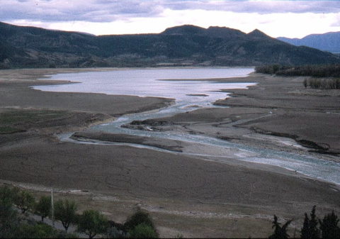 Vista de la cola del embalse de Talarn (Lleida, río Noguera Pallaresa). El nivel del embalse está unos metros por debajo de su cota máxima, dejando al descubierto parte de los sedimentos acumulados en la zona. FOTO: José Luis Casamor Vista de la cola del embalse de Talarn (Lleida, río Noguera Pallaresa). El nivel del embalse está unos metros por debajo de su cota máxima, dejando al descubierto parte de los sedimentos acumulados en la zona. FOTO: José Luis Casamor