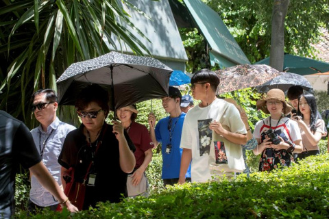 Turistas se protegen del sol en las inmediaciones de La Alhambra, por el intenso calor que en los próximos días dejarán temperaturas extremas en la Península y Baleares, con valores que llegarán hasta los 40 grados.EFE/Miguel Ángel Molina
