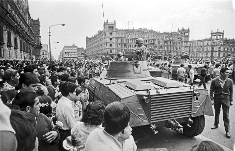 Vehículos blindados en el Zócalo en la Ciudad de México en 1968. Vehículos blindados en el Zócalo en la Ciudad de México en 1968.