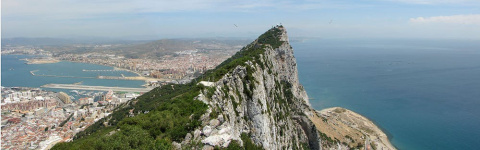 El Peñón de Gibraltar con La Línea de la Concepción al fondo. Foto: Wikimedia El Peñón de Gibraltar con La Línea de la Concepción al fondo. Foto: Wikimedia