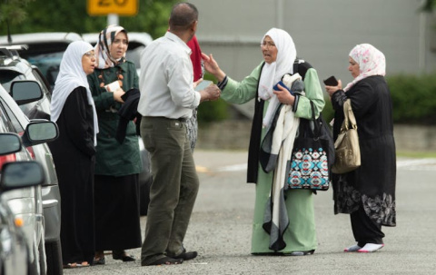 Familias en la calle tras un tiroteo en la mezquita de Christchurch, Nueva Zelanda. AAP/Martin Hunter, CC BY-SA
Familias en la calle tras un tiroteo en la mezquita de Christchurch, Nueva Zelanda. AAP/Martin Hunter, CC BY-SA